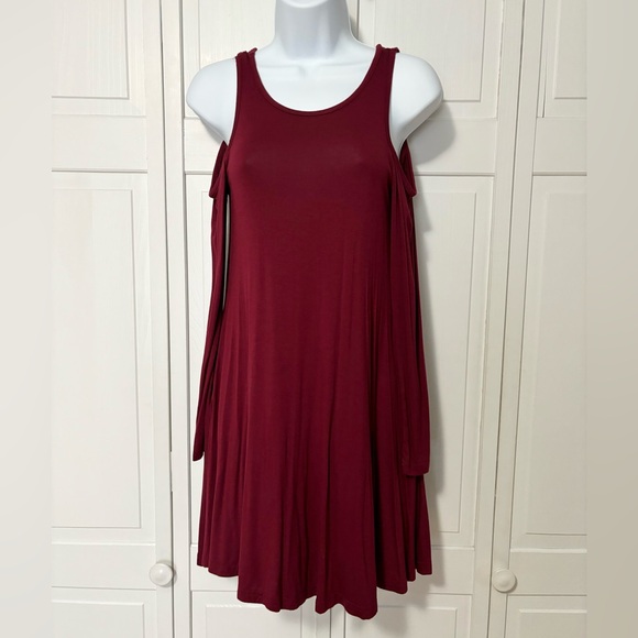 Burgundy open shoulder dress with pockets (size XS adult) - Picture 3 of 5